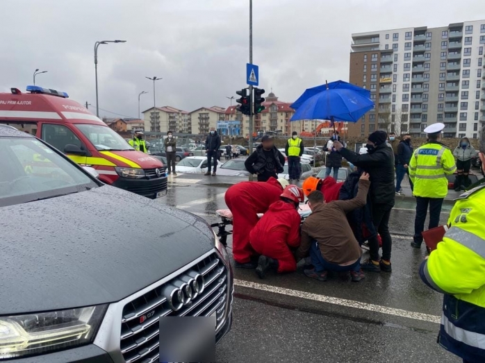 Accident în Bună Ziua! Două adolescente, lovite cu mașina pe trecerea de pietoni. FOTO